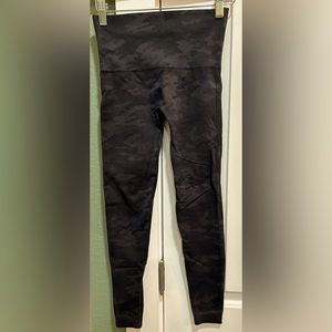Spanx Leggings in Grey Camo
